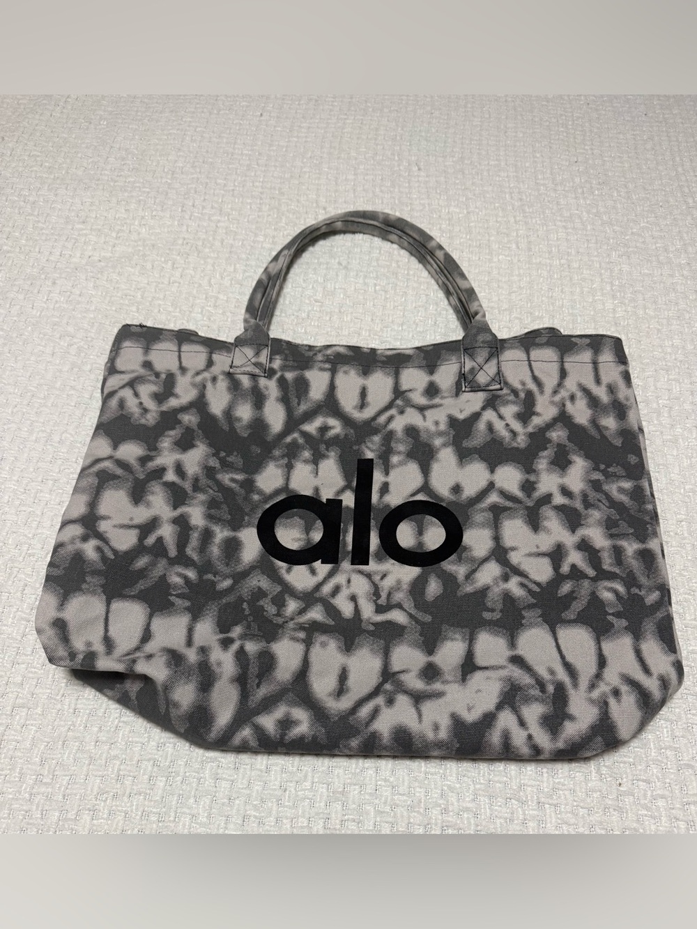 Alo Yoga Iconic Shopper Tote Bag- grey tie dye. 
Great condition!